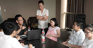 湖南牛商老總蒞臨勝通貨架參觀指導工作