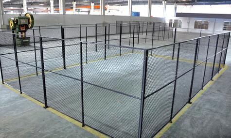 浙江萬(wàn)向第二次合作勝通倉(cāng)儲(chǔ)：100平隔離網(wǎng)+無(wú)軌移門+中空板