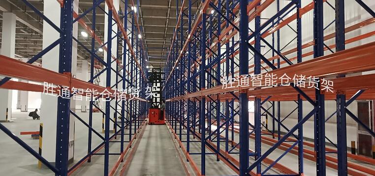 窄巷道貨架安裝.jpg 窄巷道貨架安裝.jpg