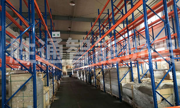 萬寶龍膠粘制品重型橫梁貨架.jpg 萬寶龍膠粘制品重型橫梁貨架.jpg