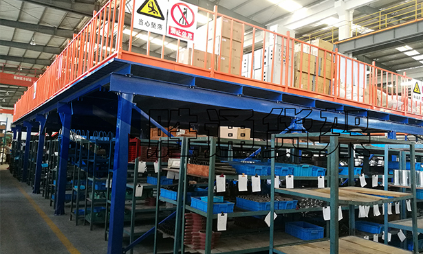 輕機離心機鋼平臺安裝.jpg 輕機離心機鋼平臺安裝.jpg