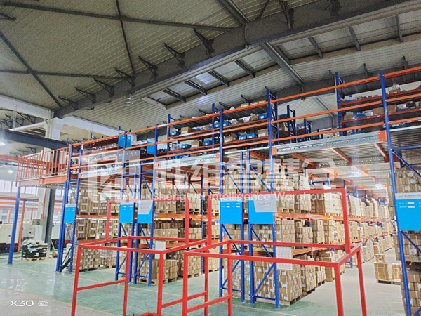 汽車零部件閣樓貨架2600.jpg 汽車零部件閣樓貨架2600.jpg