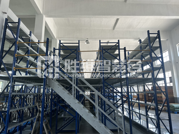 閣樓貨架2600.jpg 閣樓貨架2600.jpg